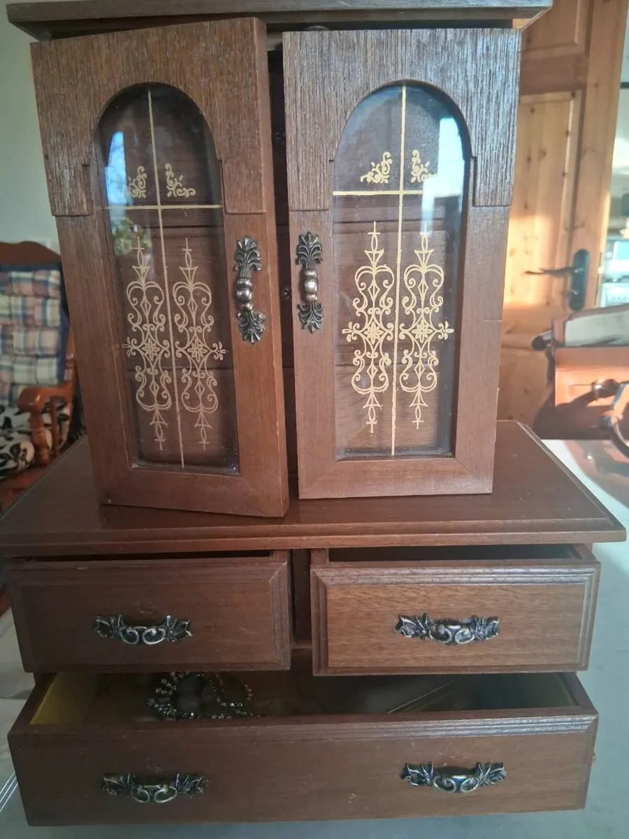 Vintage Wooden jewellery chest - Image 1