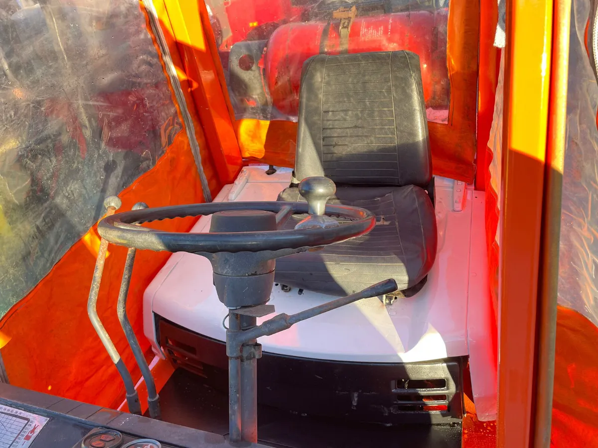 Toyota 2.5 Ton Gas Forklift - Image 2