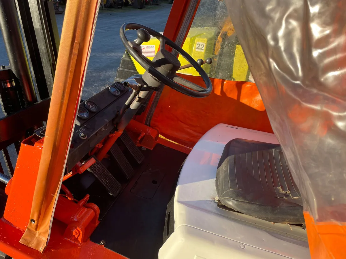 Toyota 2.5 Ton Gas Forklift - Image 4