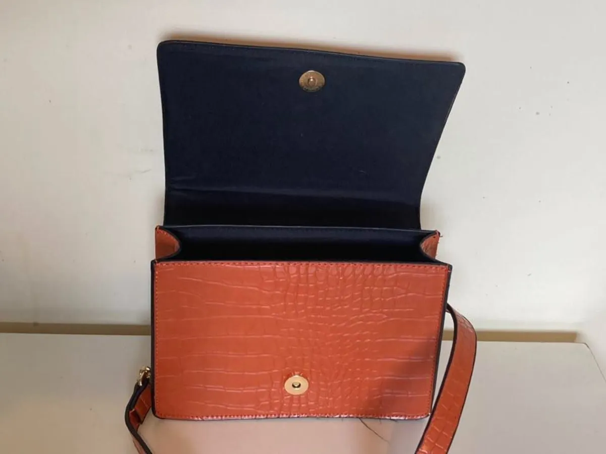 Elegant Croc-Effect Crossbody Bag - Image 3