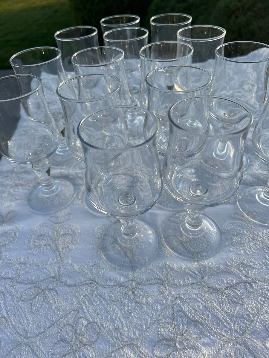 15 ARC French 🇫🇷 wine glasses - Image 1