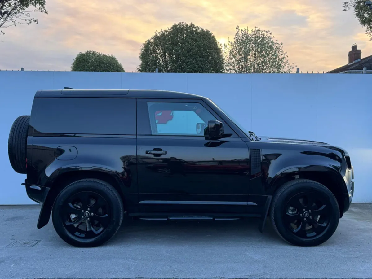 Land Rover Defender D250 SE X-DYNAMIC 3 SEAT VATQ - Image 2