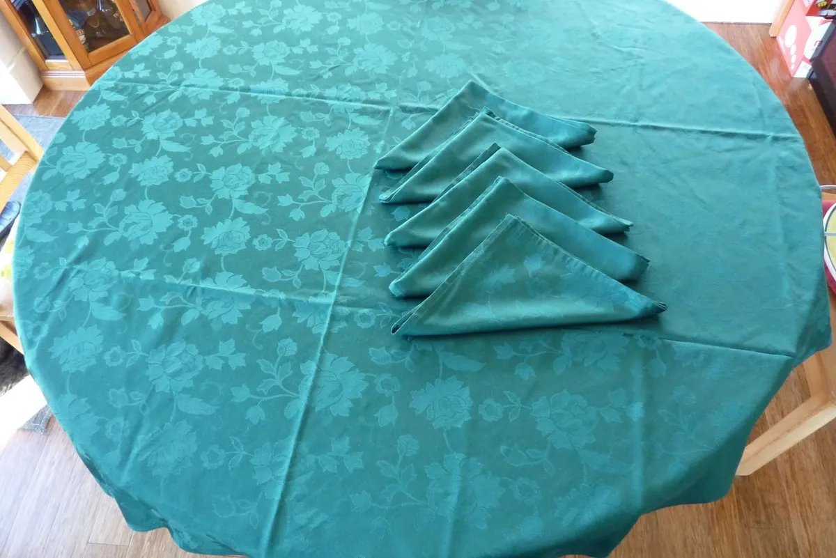 Table cloth & napkins - Image 1