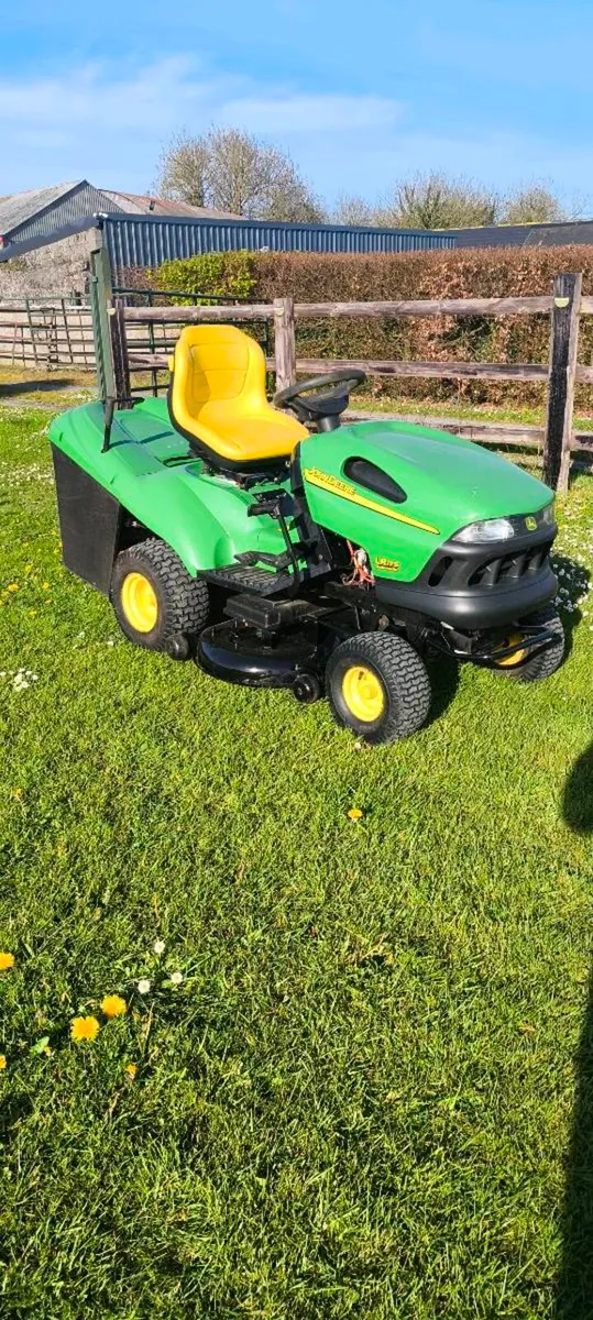 Ride on lawnmower - Image 1