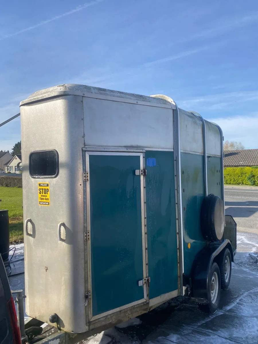 Horse box - Image 1