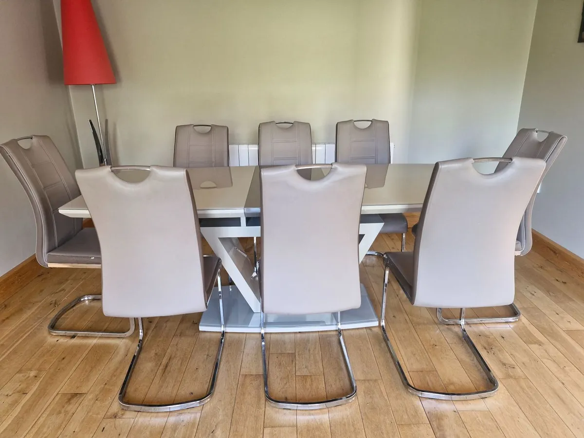 Dining table & chairs - Image 2
