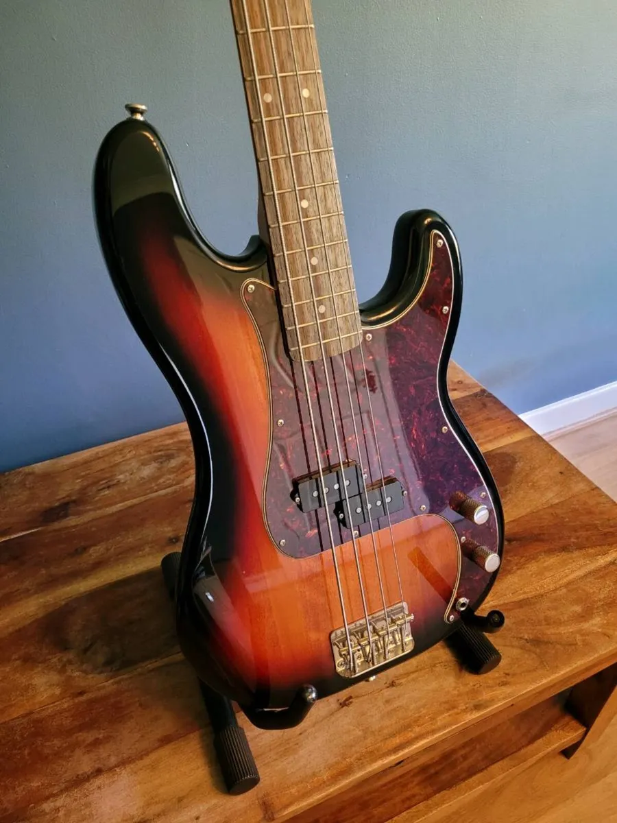 Fender Squier CV 60s P-Bass - Image 2