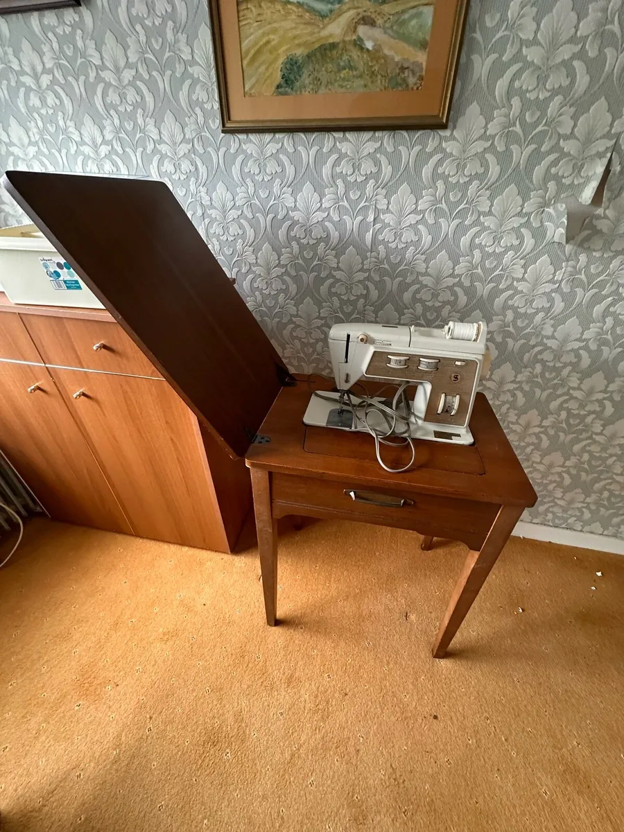 Singer sowing machine - Image 1