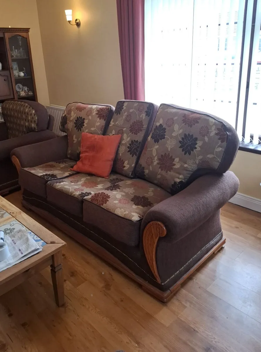 Three piece suite - Image 1