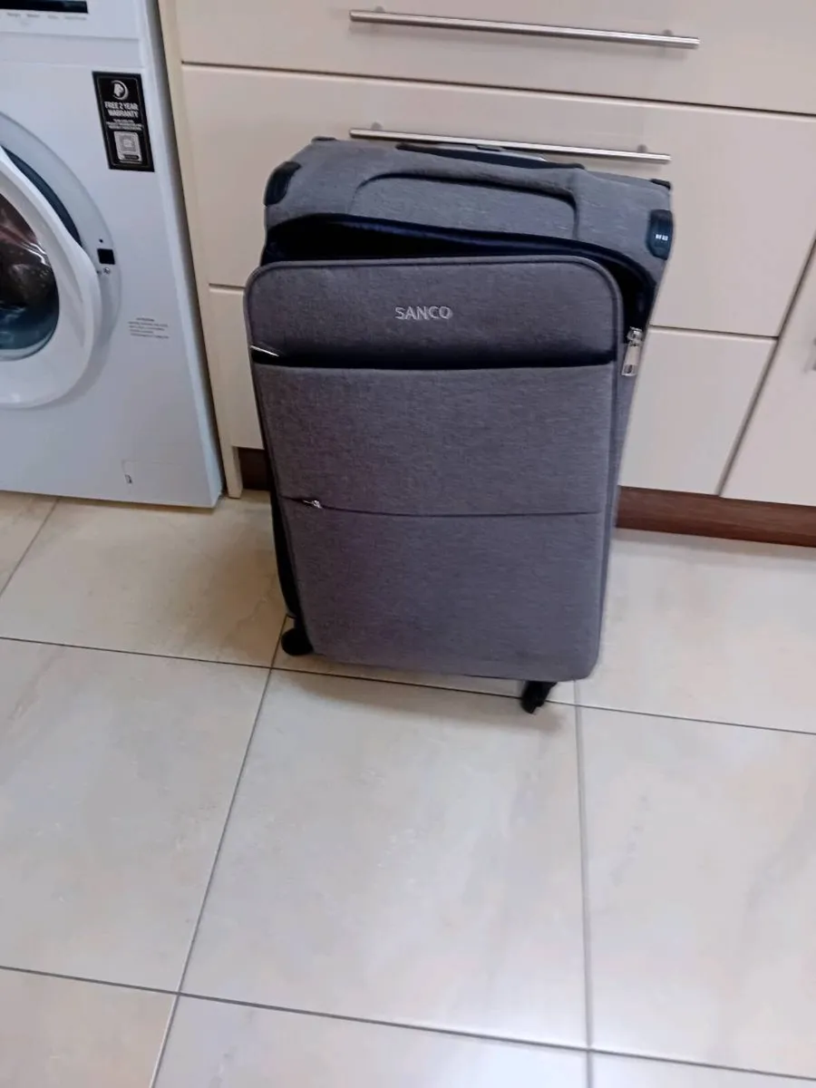 LARGE LIGHT WEIGHT SUITCASE - Image 1