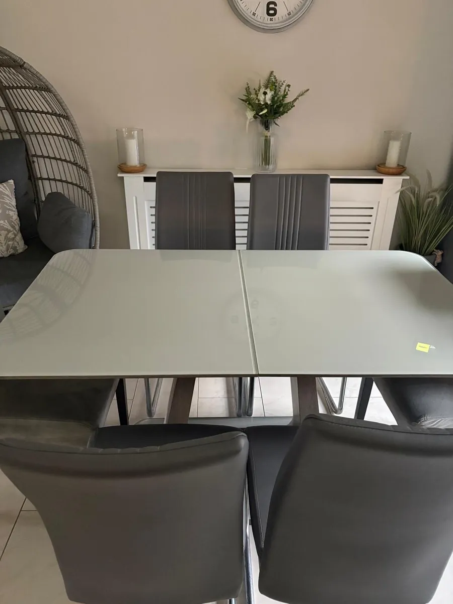 Kitchen table and chairs - Image 1