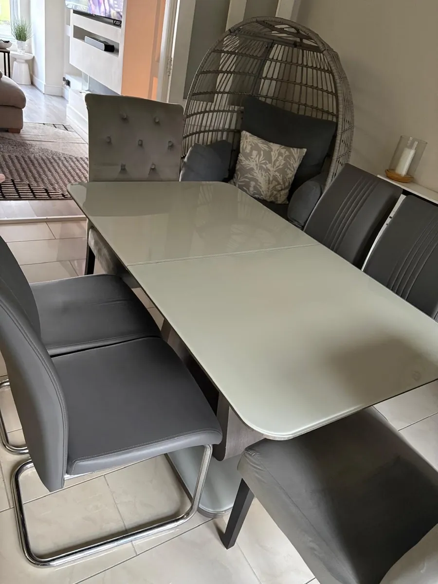 Kitchen table and chairs - Image 2