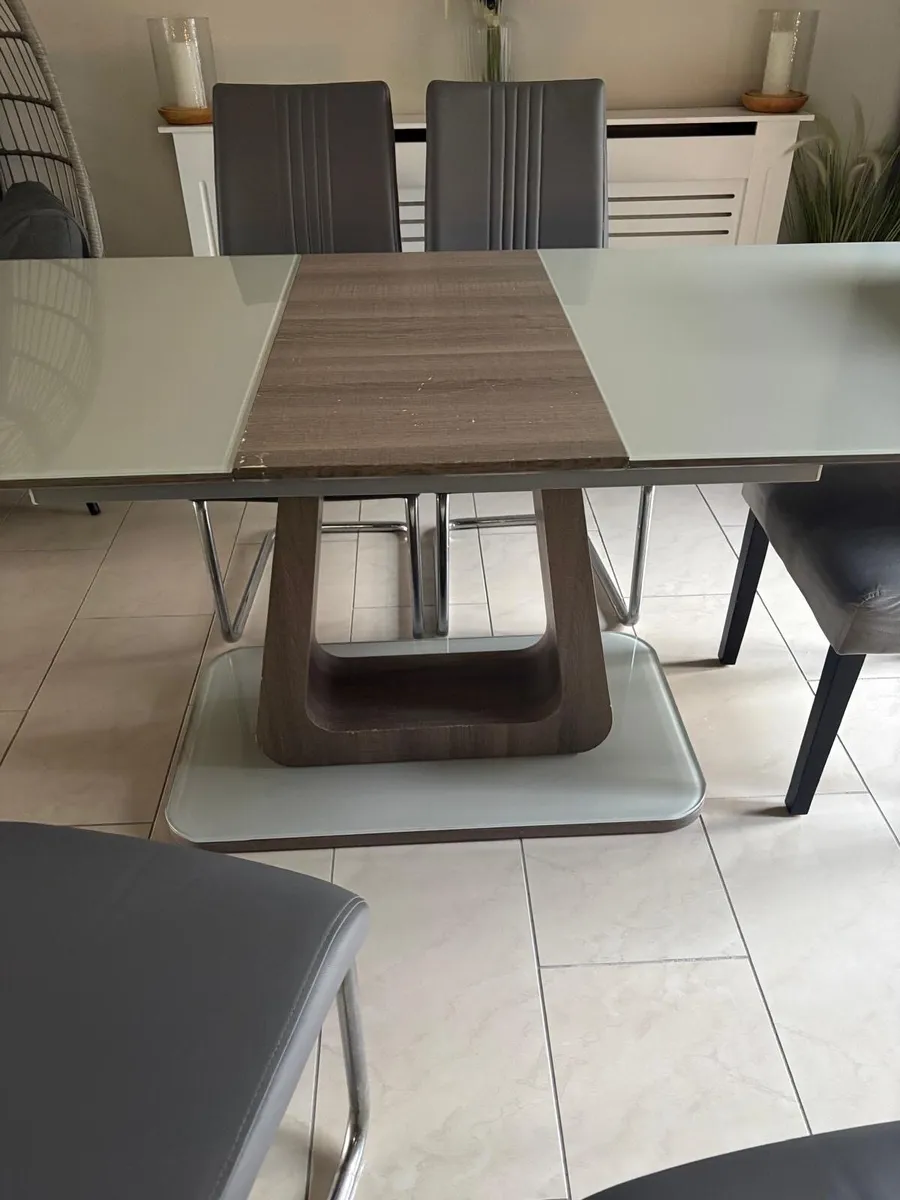 Kitchen table and chairs - Image 3