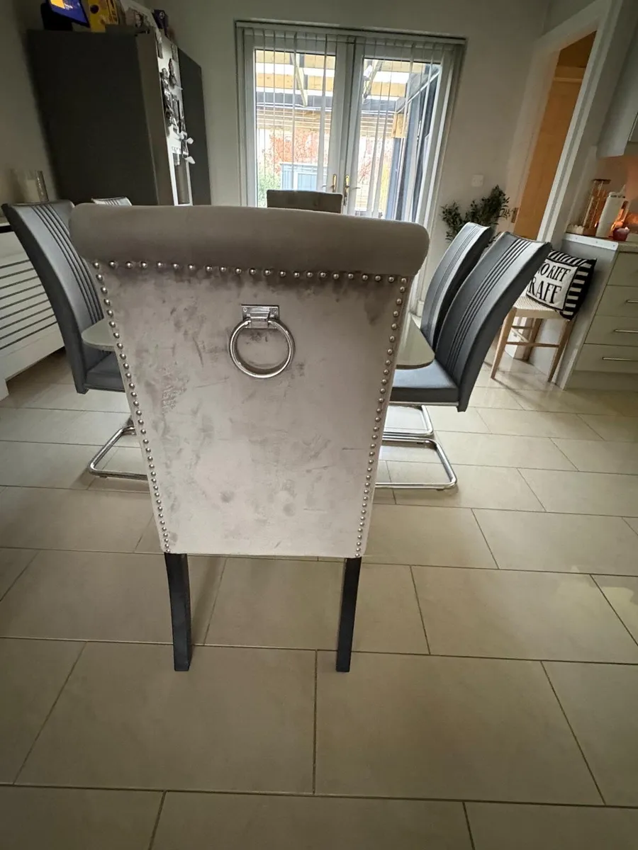 Kitchen table and chairs - Image 4