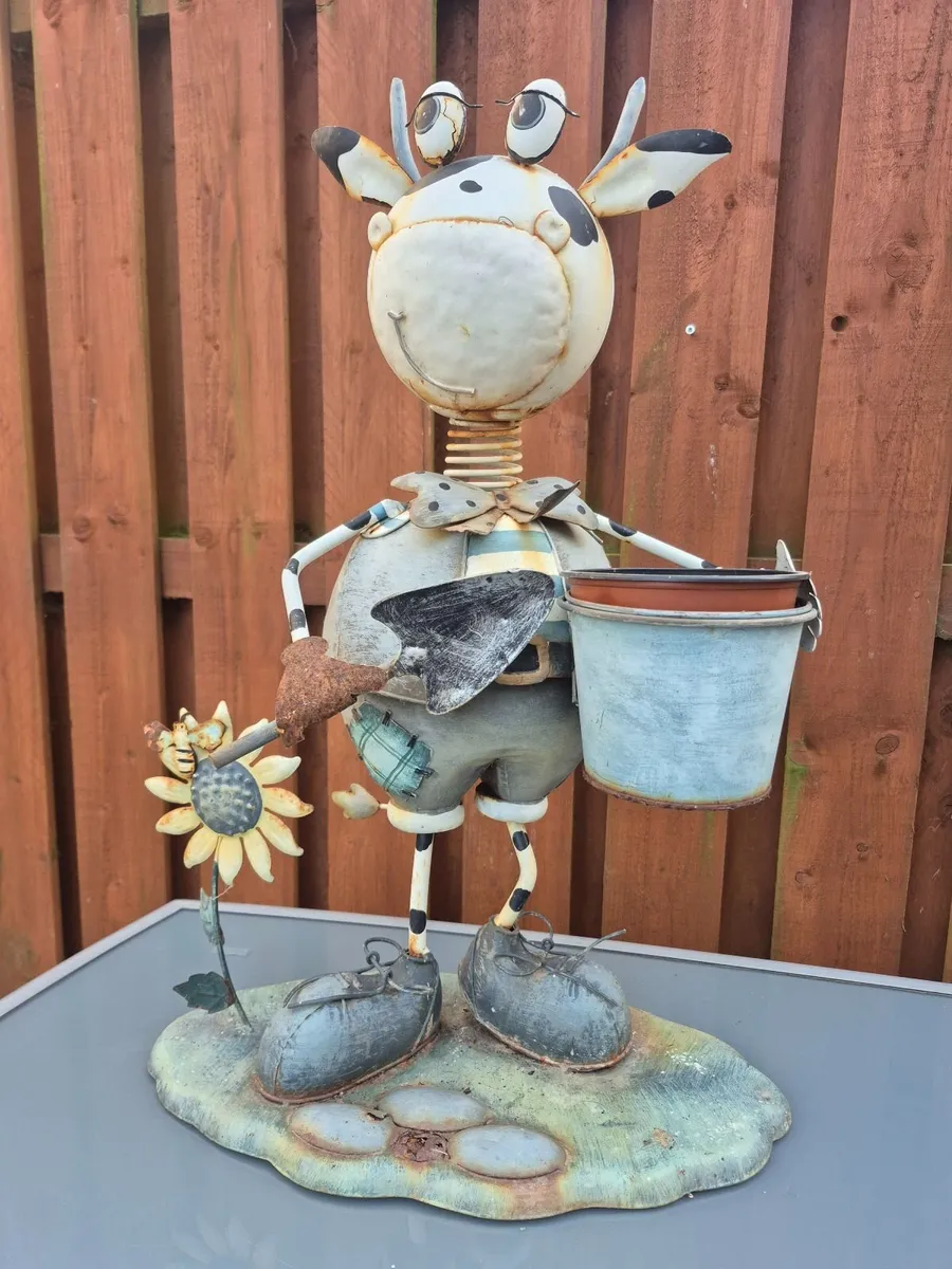 Metal rustic Cow Garden Ornament bobble head - Image 1