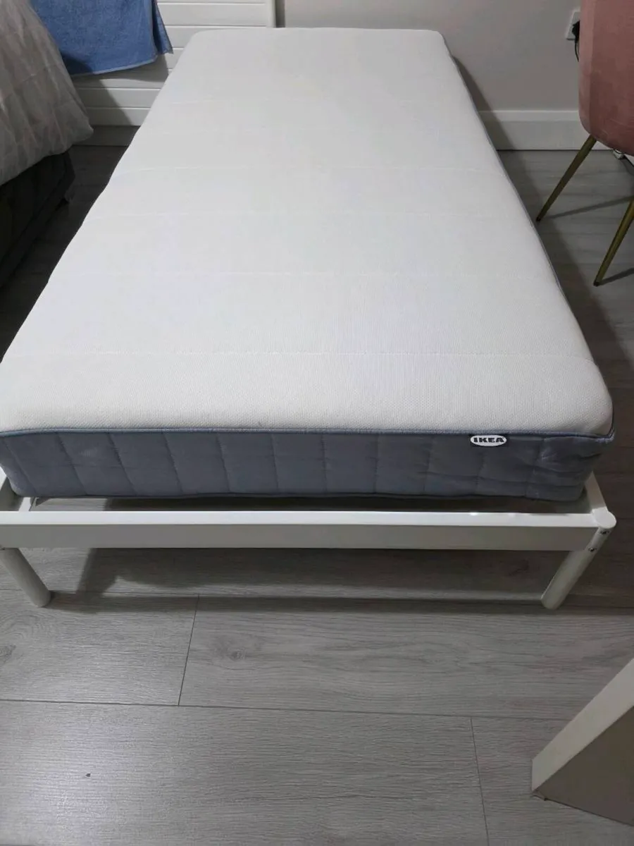 Single bed with mattress - Image 1