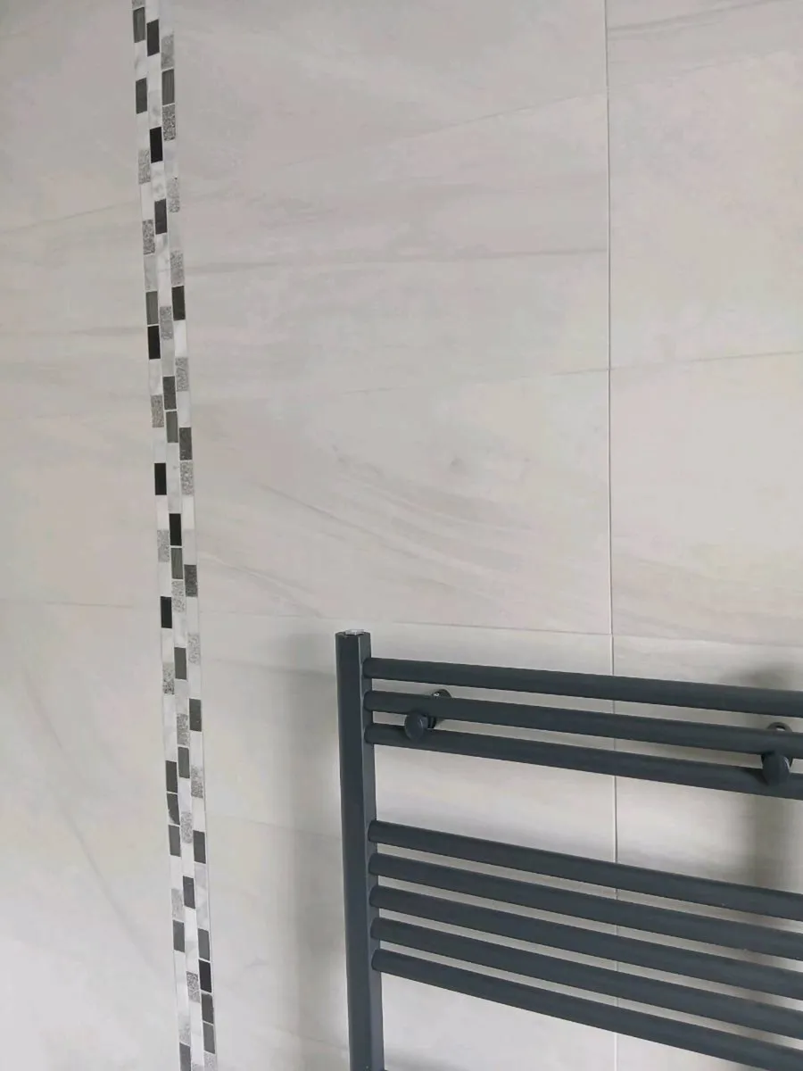 Bathroom wall tiles - Image 1