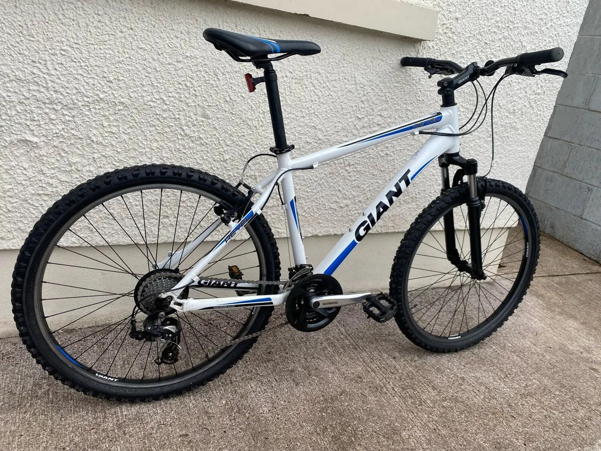 Like new Giant REVEL 3 Medium 26 inch - Image 3
