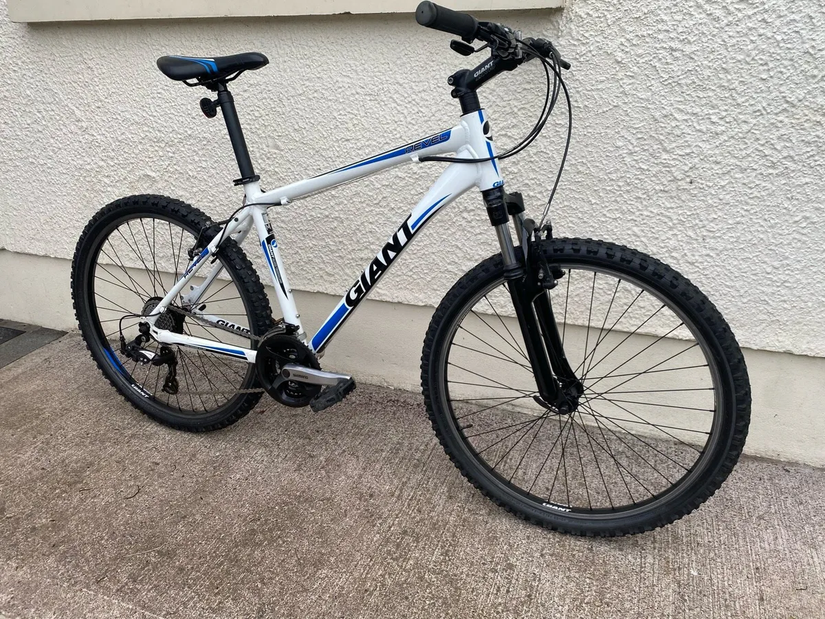 Like new Giant REVEL 3 Medium 26 inch - Image 2