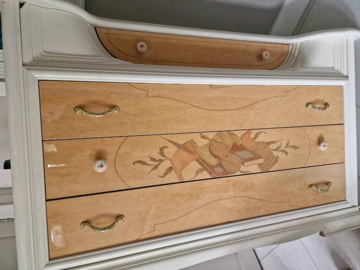 ​Large Italian Style High-Gloss Cabinet – Musical