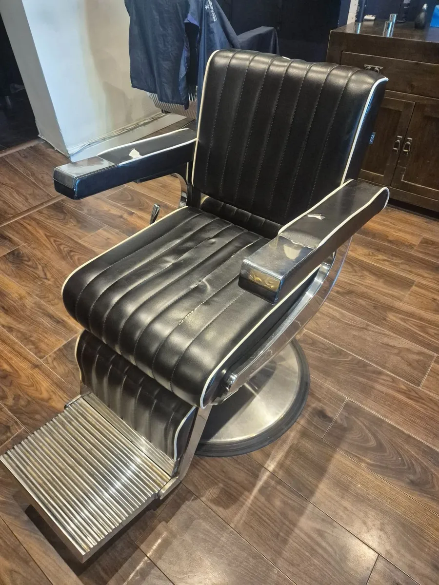 Barber chair - Image 1