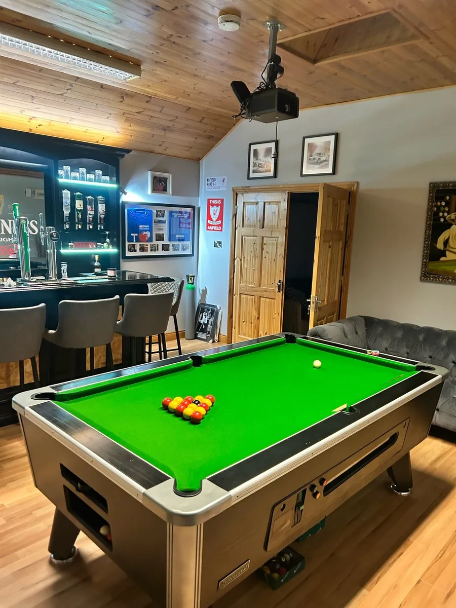 Pool table - Image 1