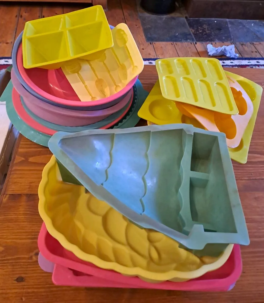 21 baking moulds - Image 1