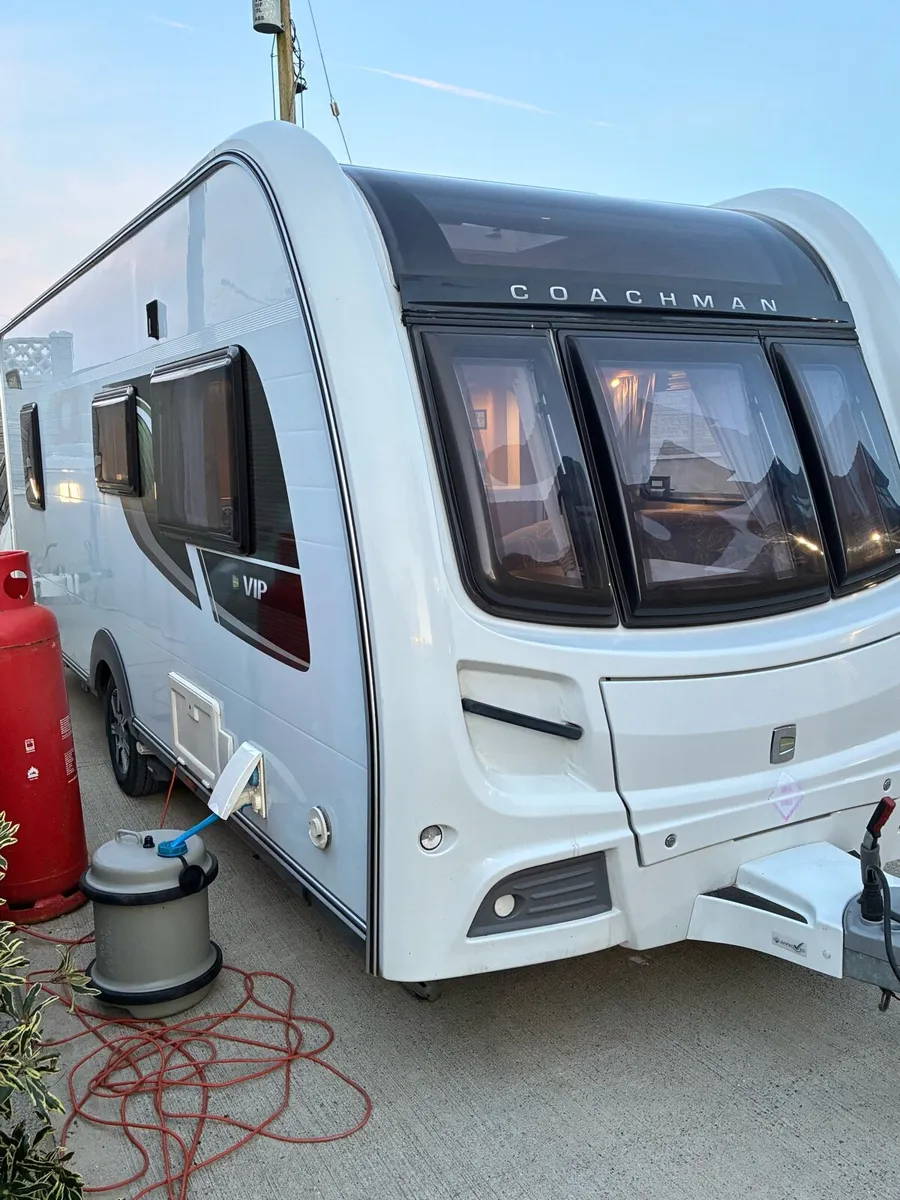 Coachman VIP 545/4 island bedroom - Image 2