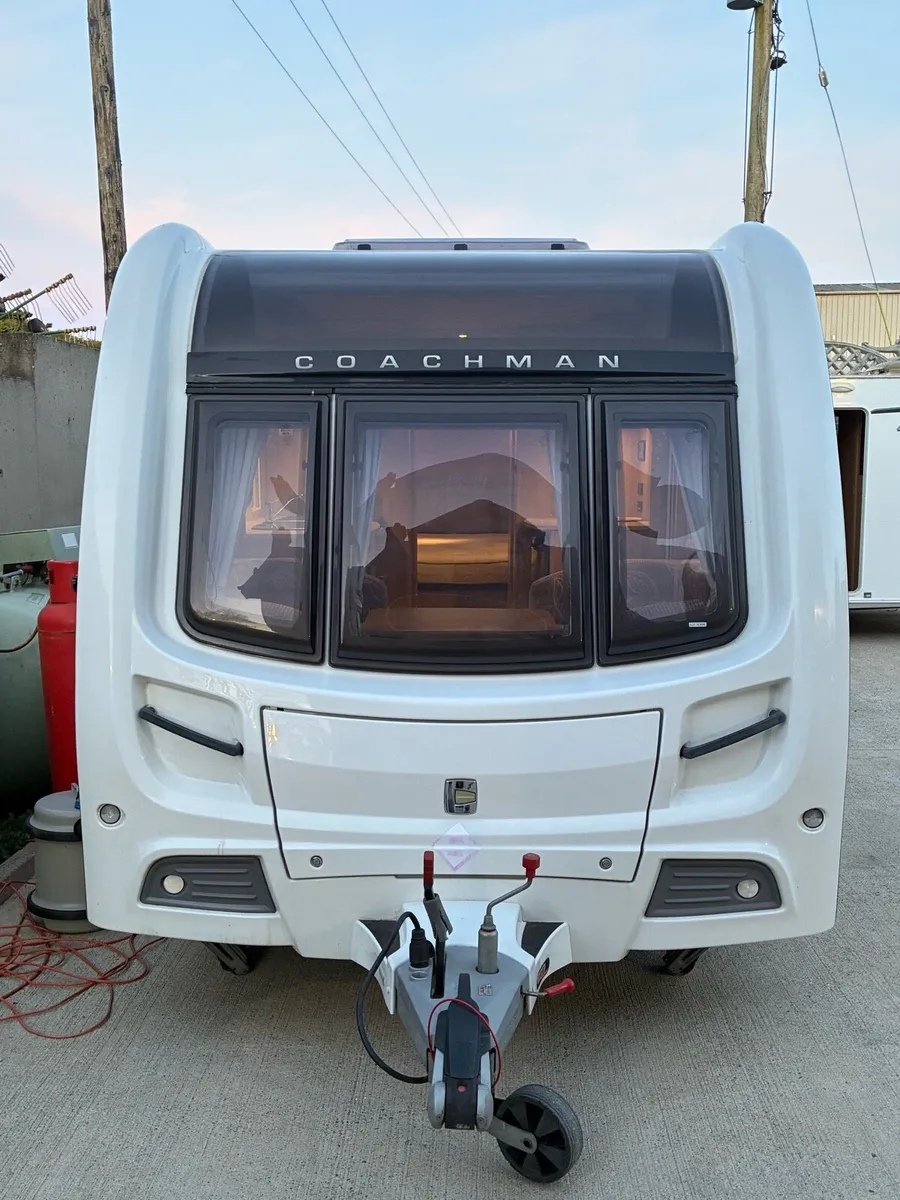 Coachman VIP 545/4 island bedroom - Image 3