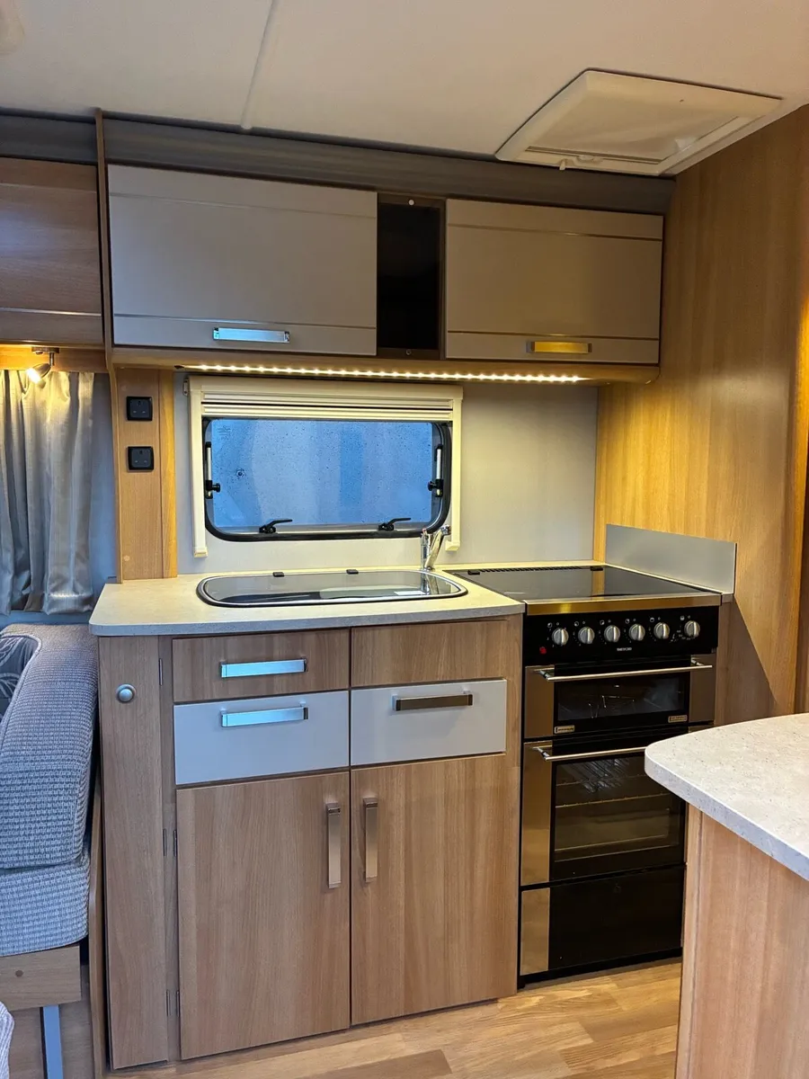 Coachman VIP 545/4 island bedroom - Image 4