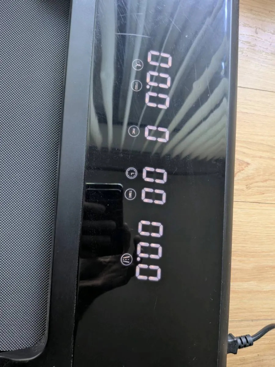 Treadmill 0-9% adjustable incline, 1-10km/hr speed - Image 4