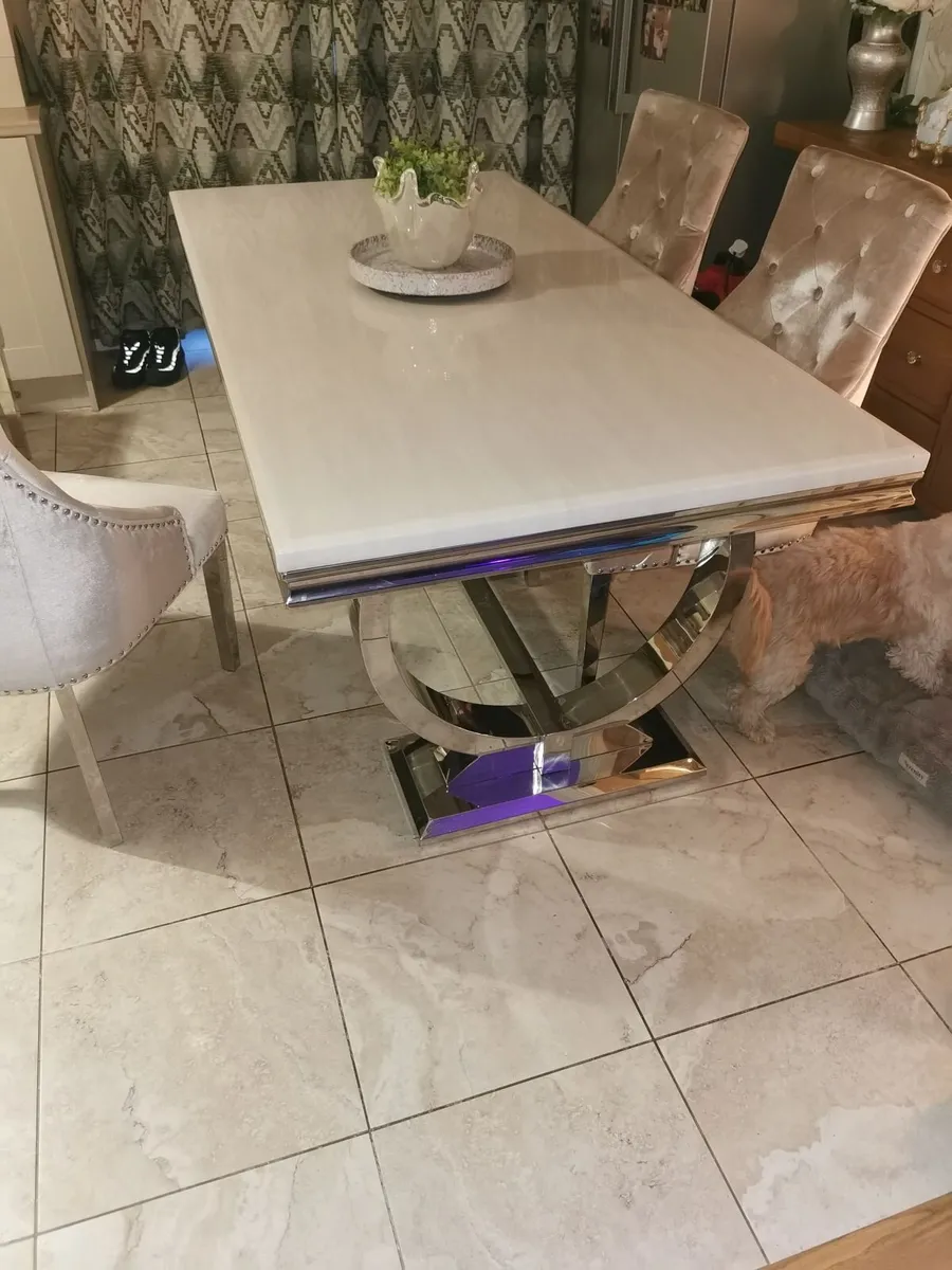 Table /chairs - Image 4