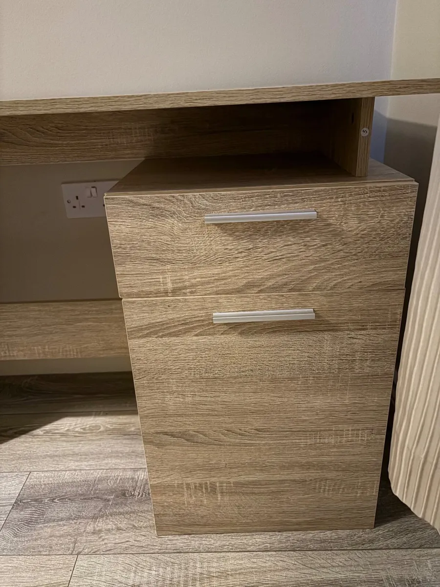 2x Swivel Desk chairs with desks - Image 2