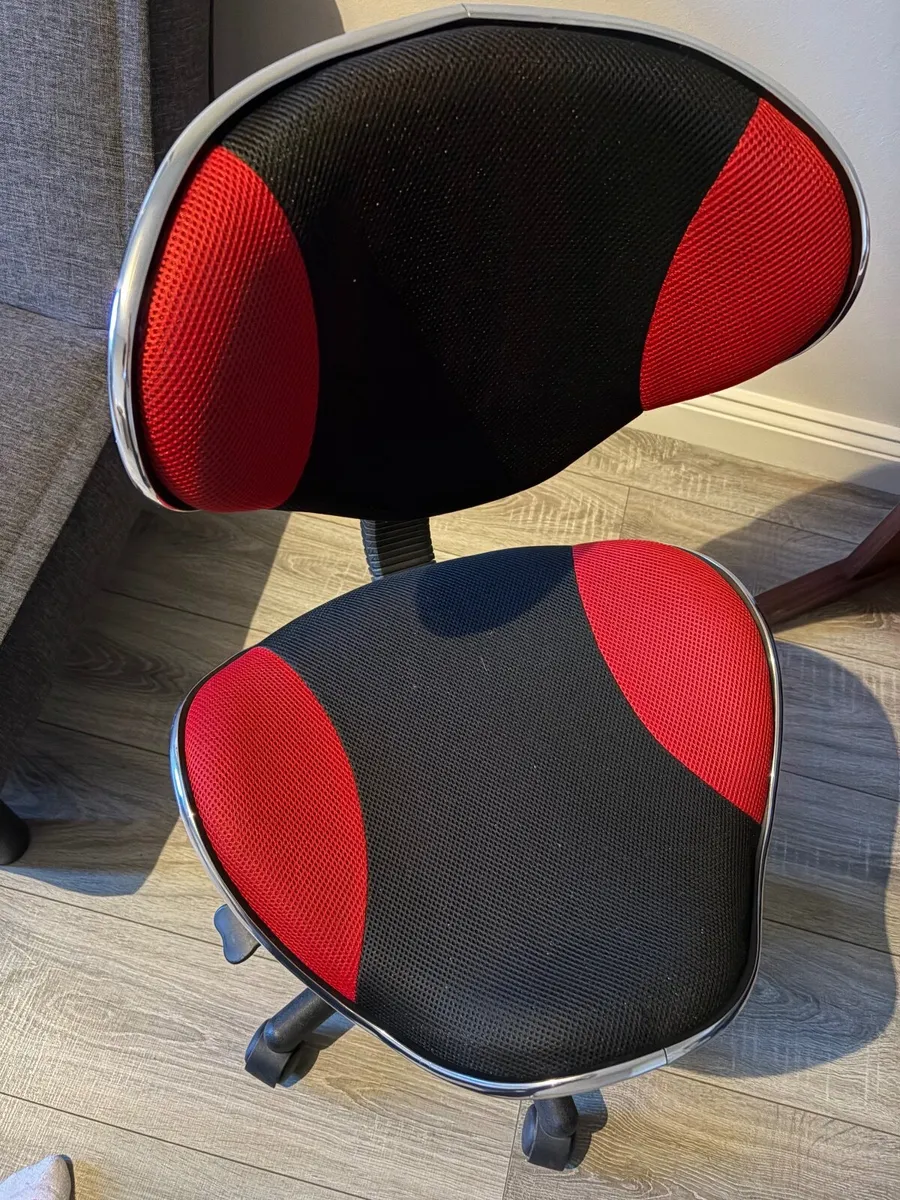2x Swivel Desk chairs with desks - Image 3