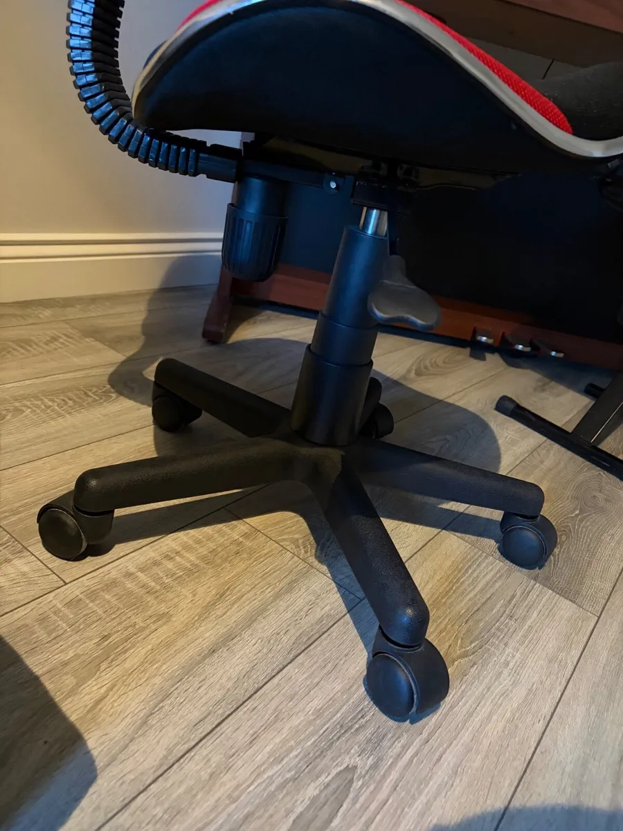 2x Swivel Desk chairs with desks - Image 4
