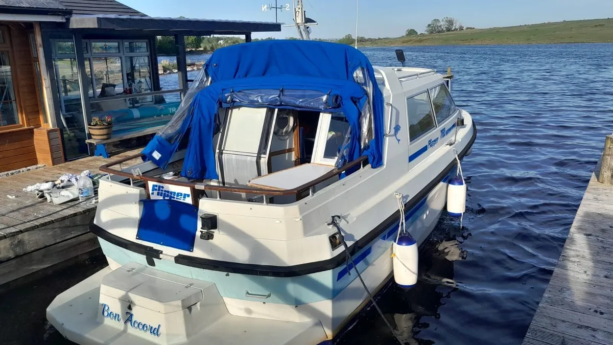 Boat and trailer - Image 1