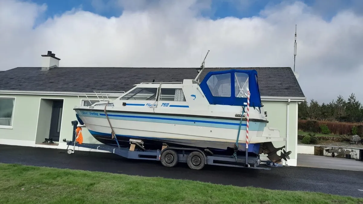 Boat and trailer - Image 3