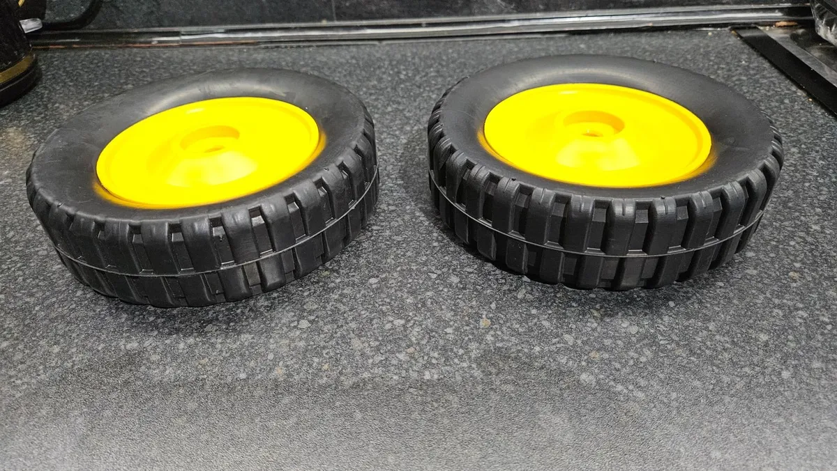 Dewalt saw stand wheels - Image 1