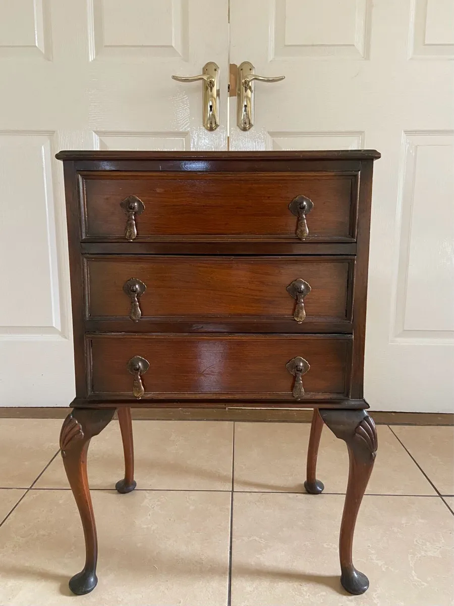 Vintage low size three drawer dresser
