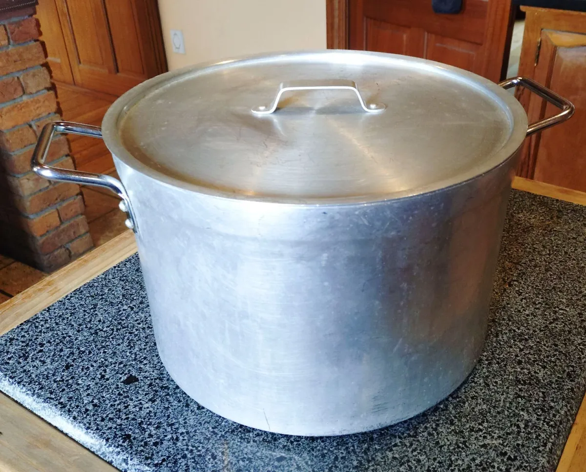Aluminium Large Cooking Pot (used). - Image 1