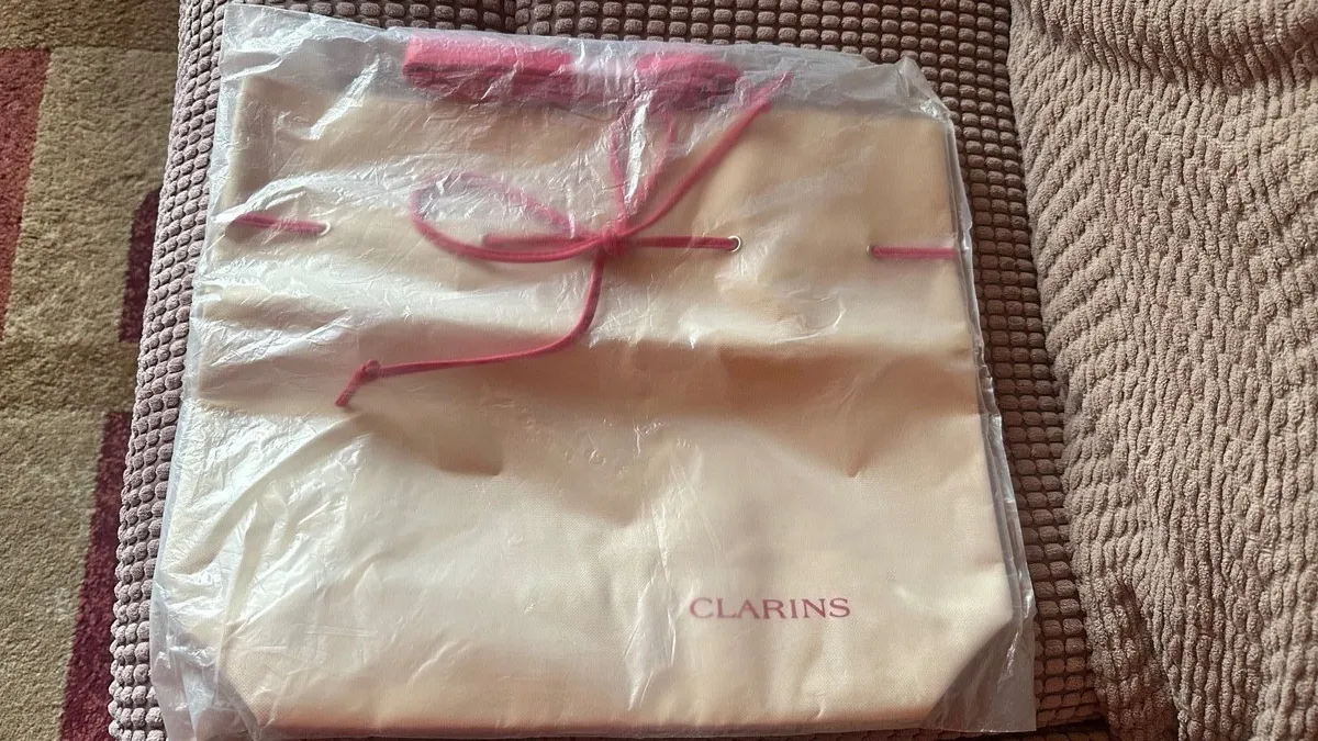 New Clarins bag - Image 1