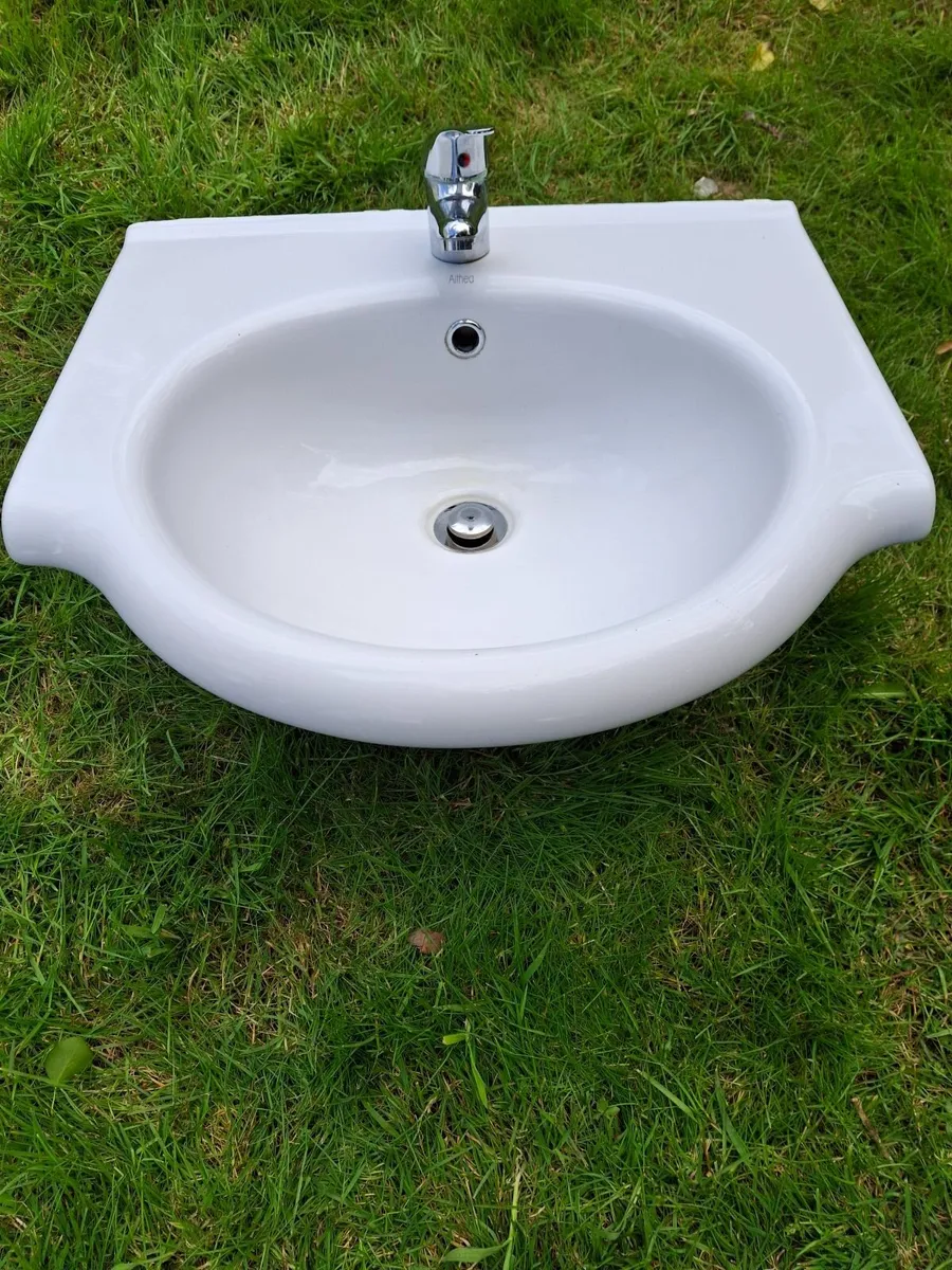 Sink and tap - Image 3