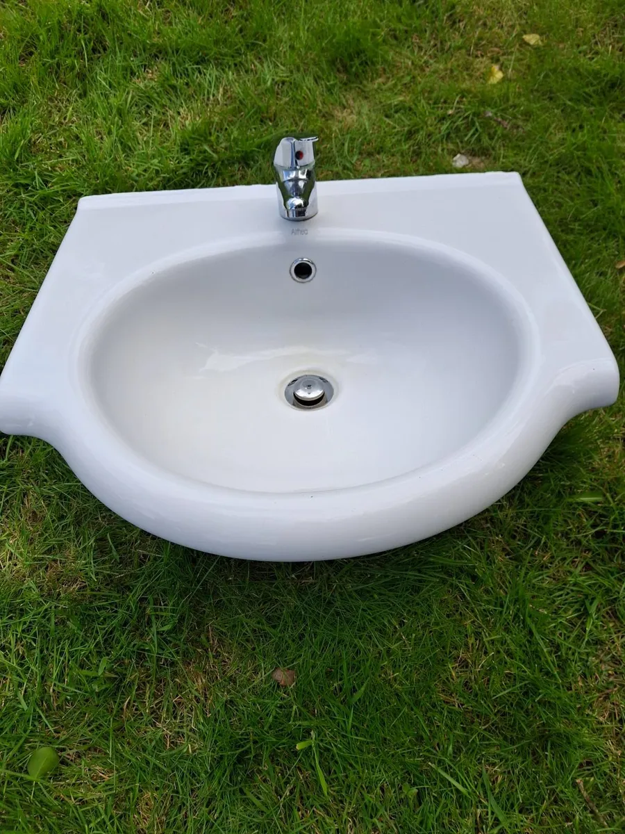 Sink and tap - Image 2