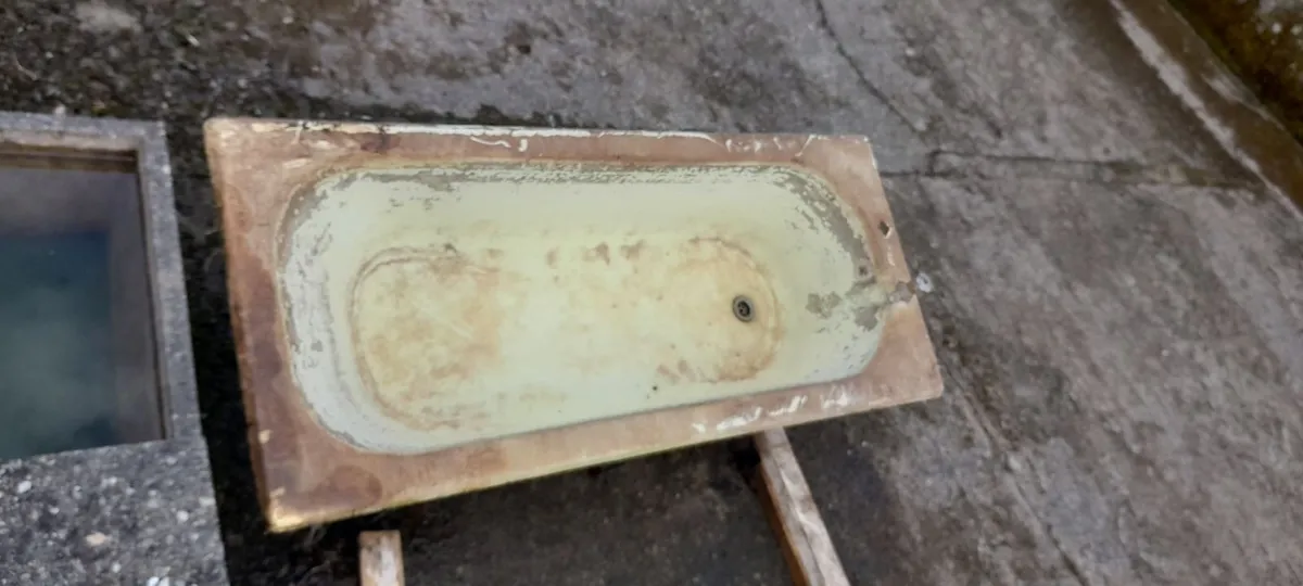 Old bath - Image 1