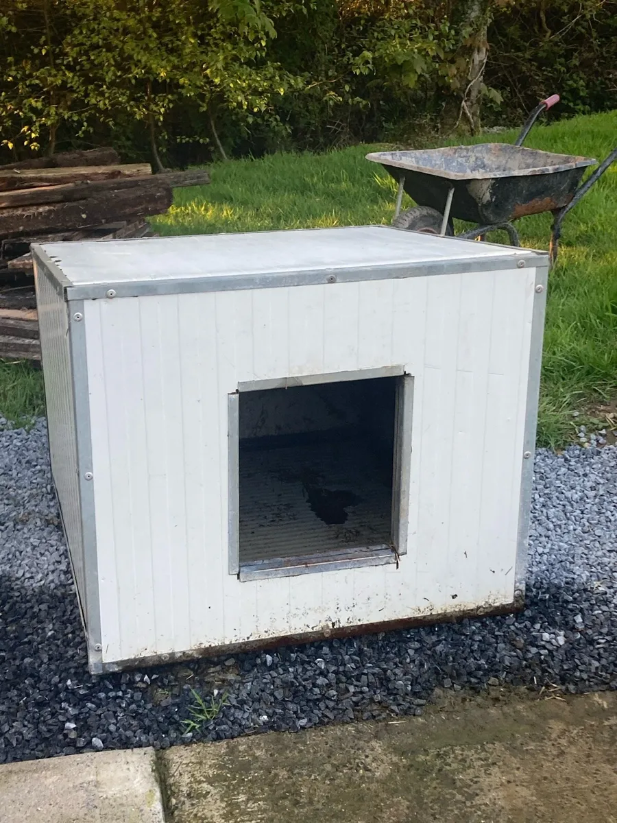 2 fully insulated dog Houses - Image 1