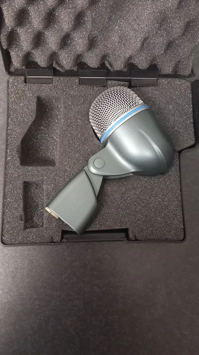 Shure Beta52a Microphone & Stand - Image 1