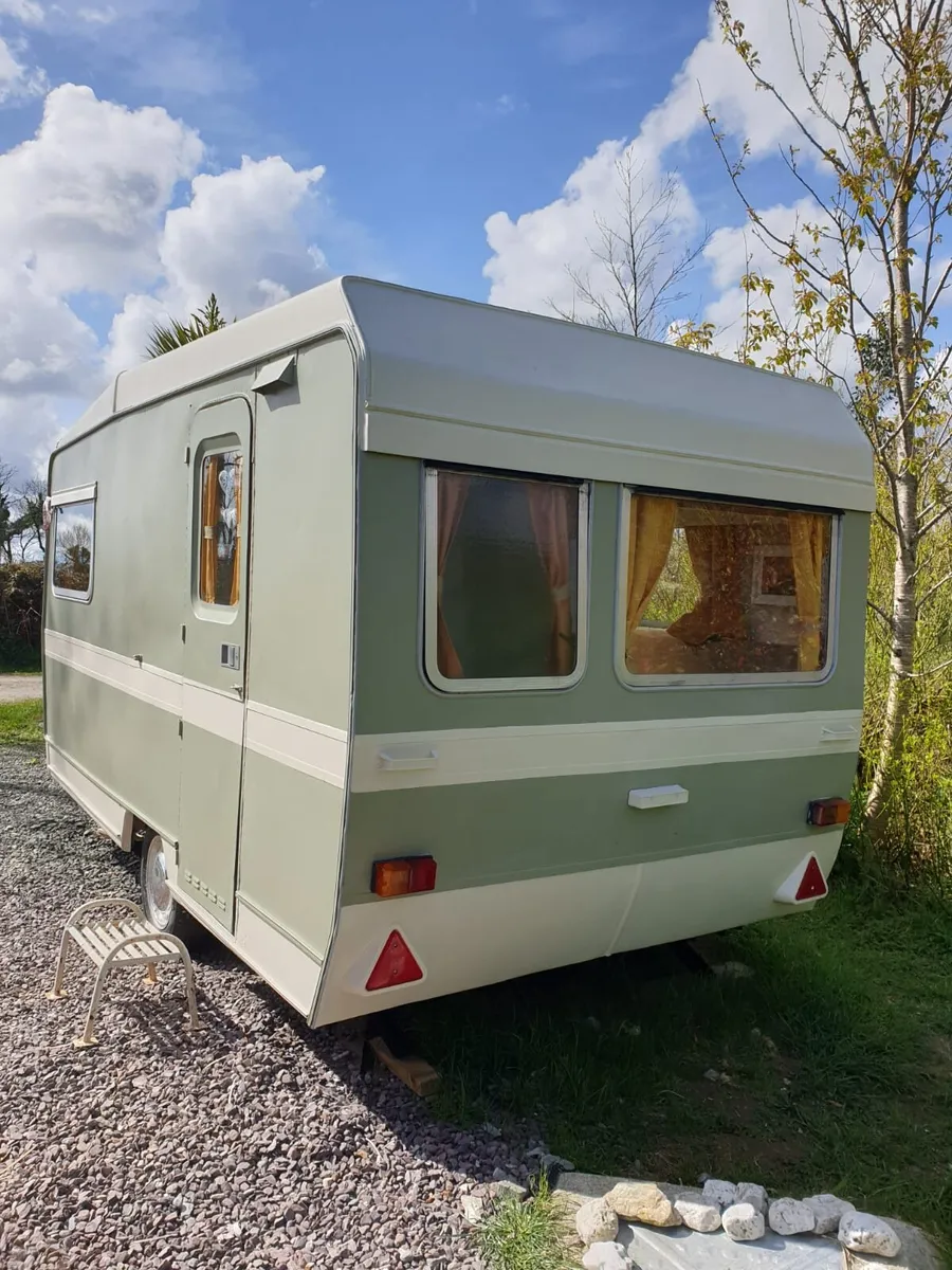 Vintage 4 berth caravan - Image 3