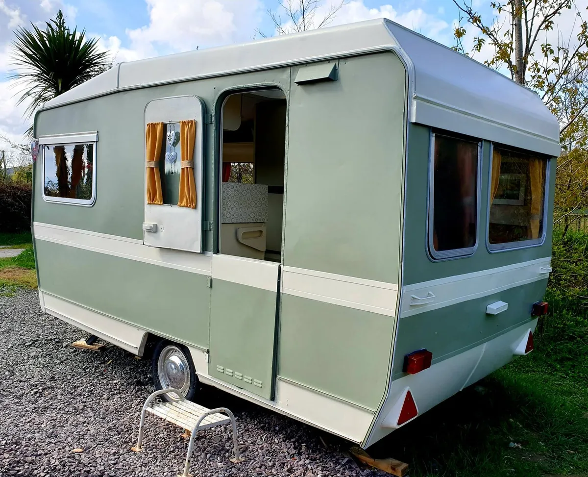 Vintage 4 berth caravan - Image 4