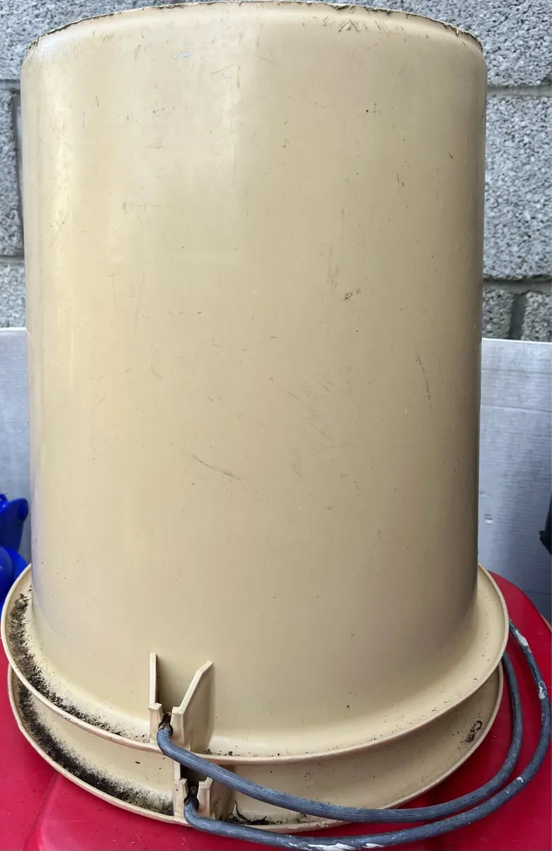 Two hard plastic buckets - Image 1