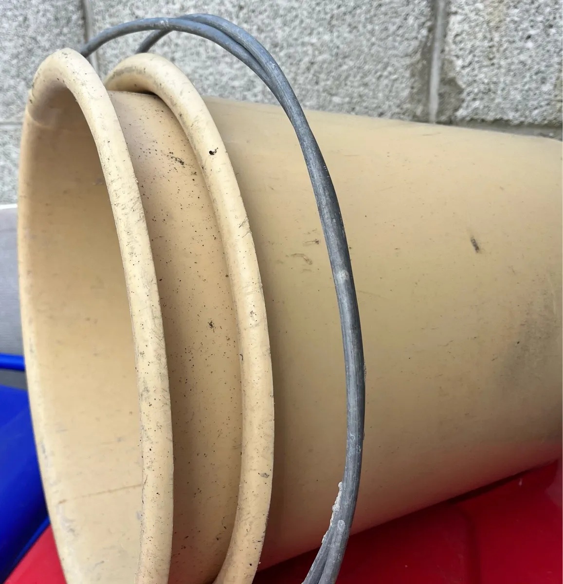Two hard plastic buckets - Image 3